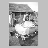107-0018 Kurt Gabriel aus Toelteninken 1942 auf Heimaturlaub mit seiner Tochter Marianne am Holzschuppen.jpg